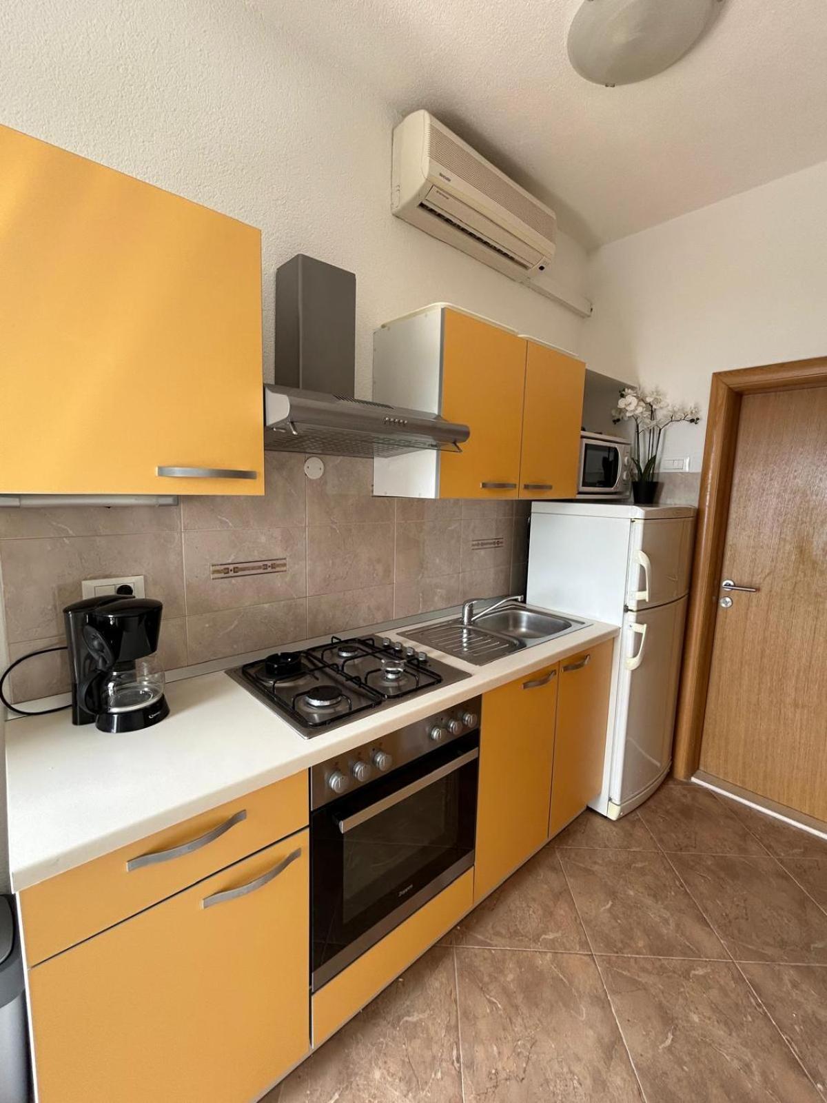 Apartment Lovre Topic Baška Voda Exterior foto
